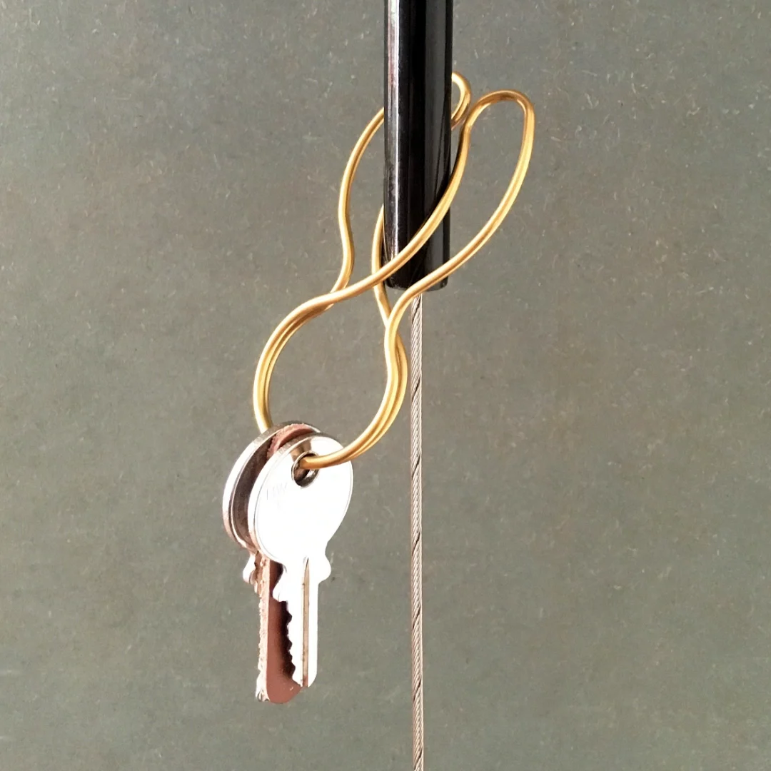keybunny® 24 Karat gold an keybunny® 24 Karat gold hängt an Castiglionis Parentesi.